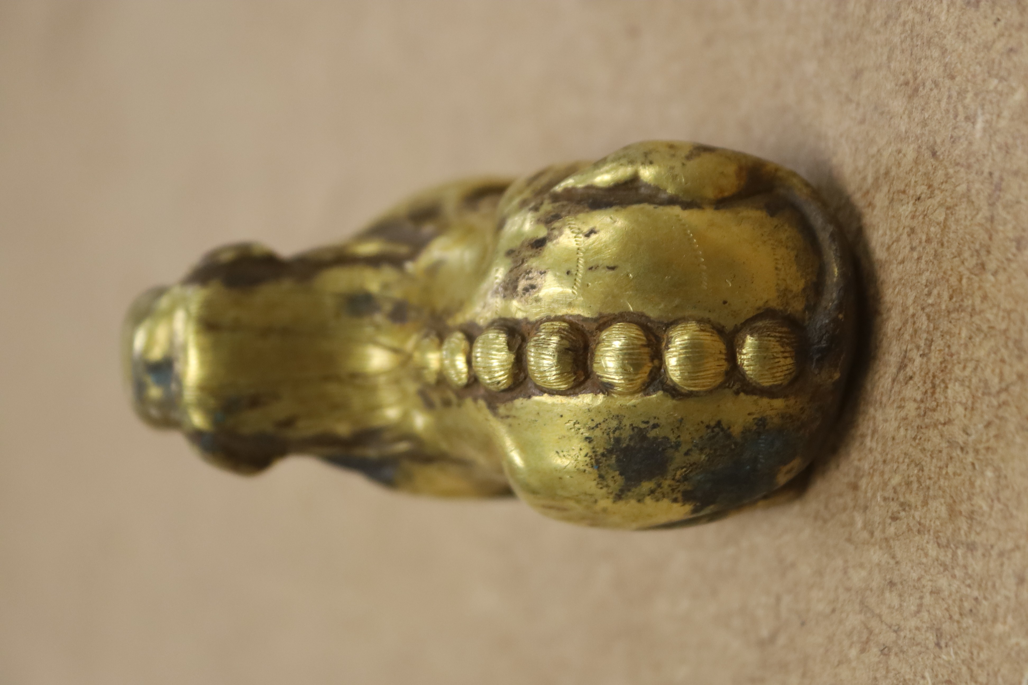 A Chinese gilt bronze dog, 7cm wide